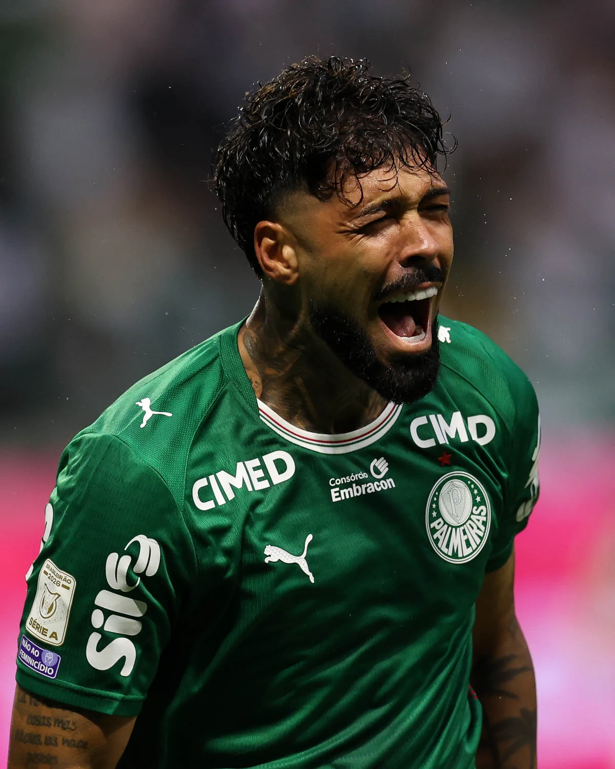 Alexander Barboza celebra com a camisa do Palmeiras durante o Dérbi.