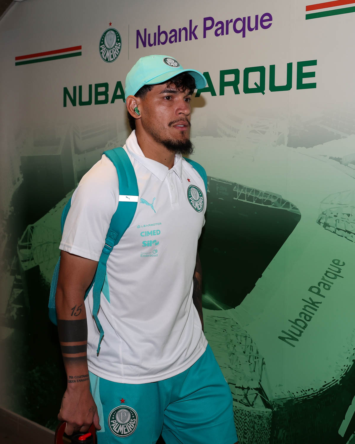 Jogador do Palmeiras na área de chegada ao estádio.