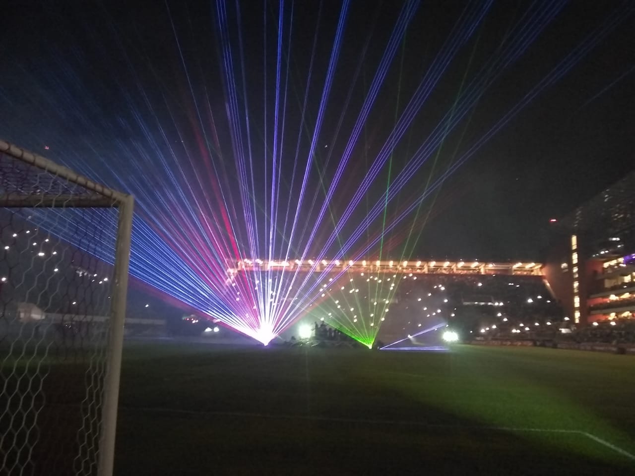Gramado e arquibancadas do Estadio UNO durante a reinauguração de 2019