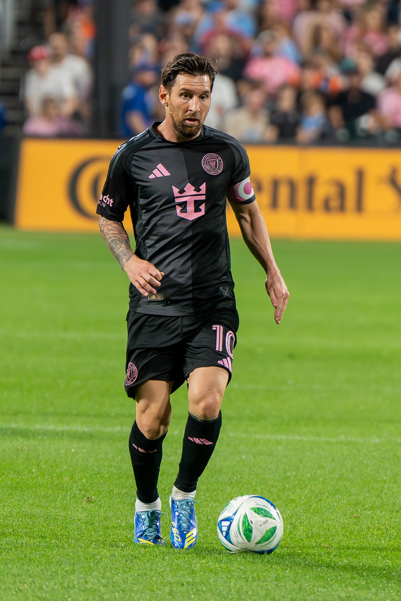 Lionel Messi com a bola, usando o uniforme do Inter Miami