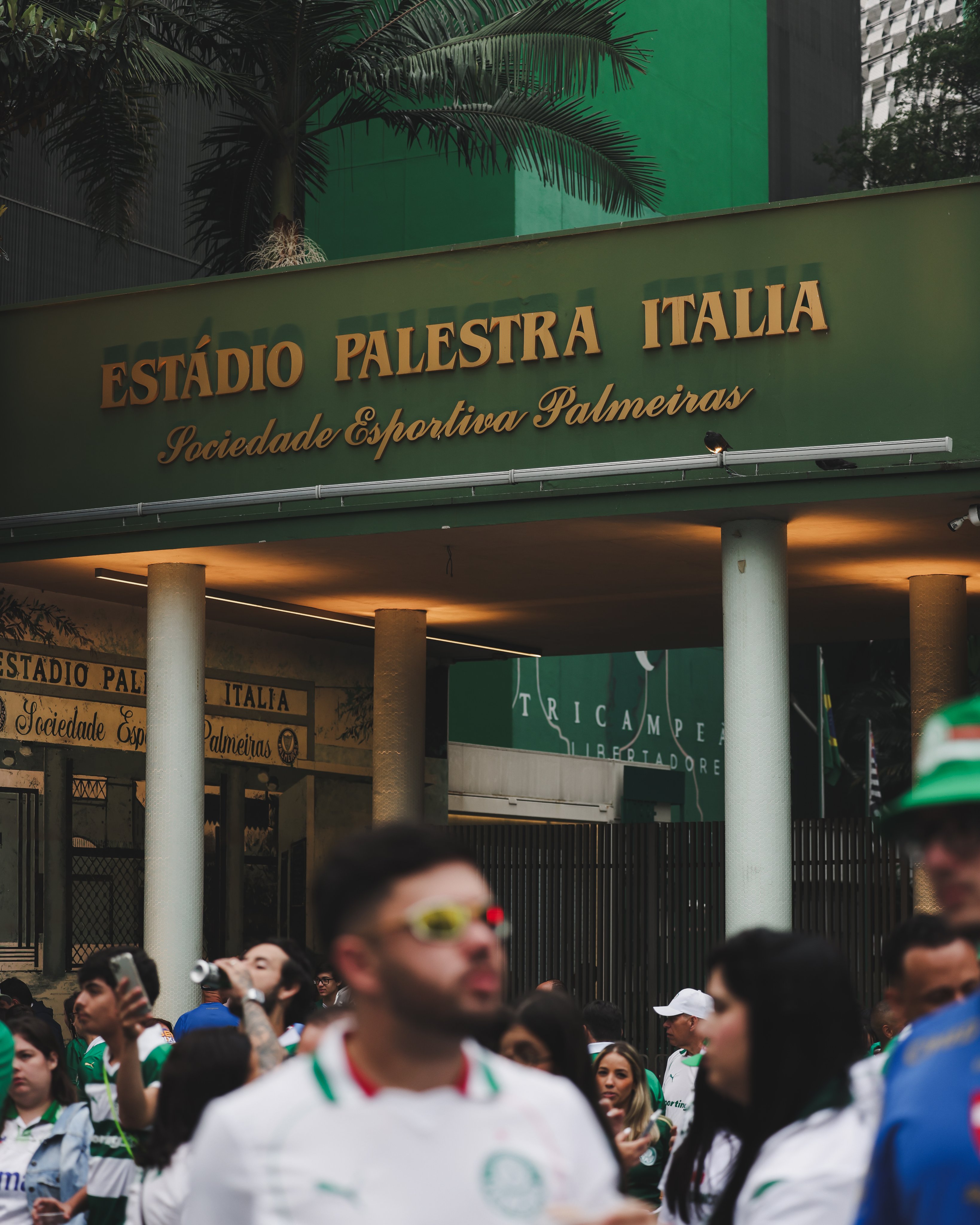 Torcedores junto à entrada do estádio antes do Dérbi.