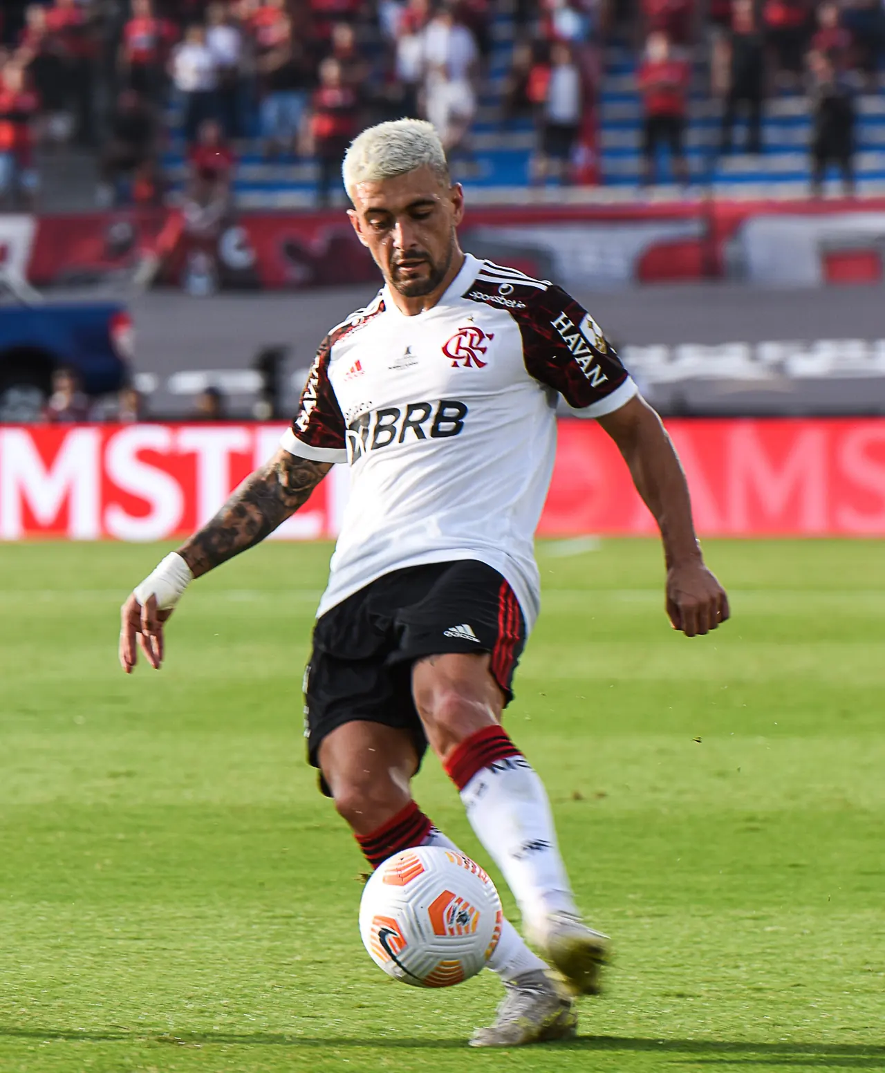 Arrascaeta com a camisa do Flamengo e a bola nos pés na Libertadores de 2021