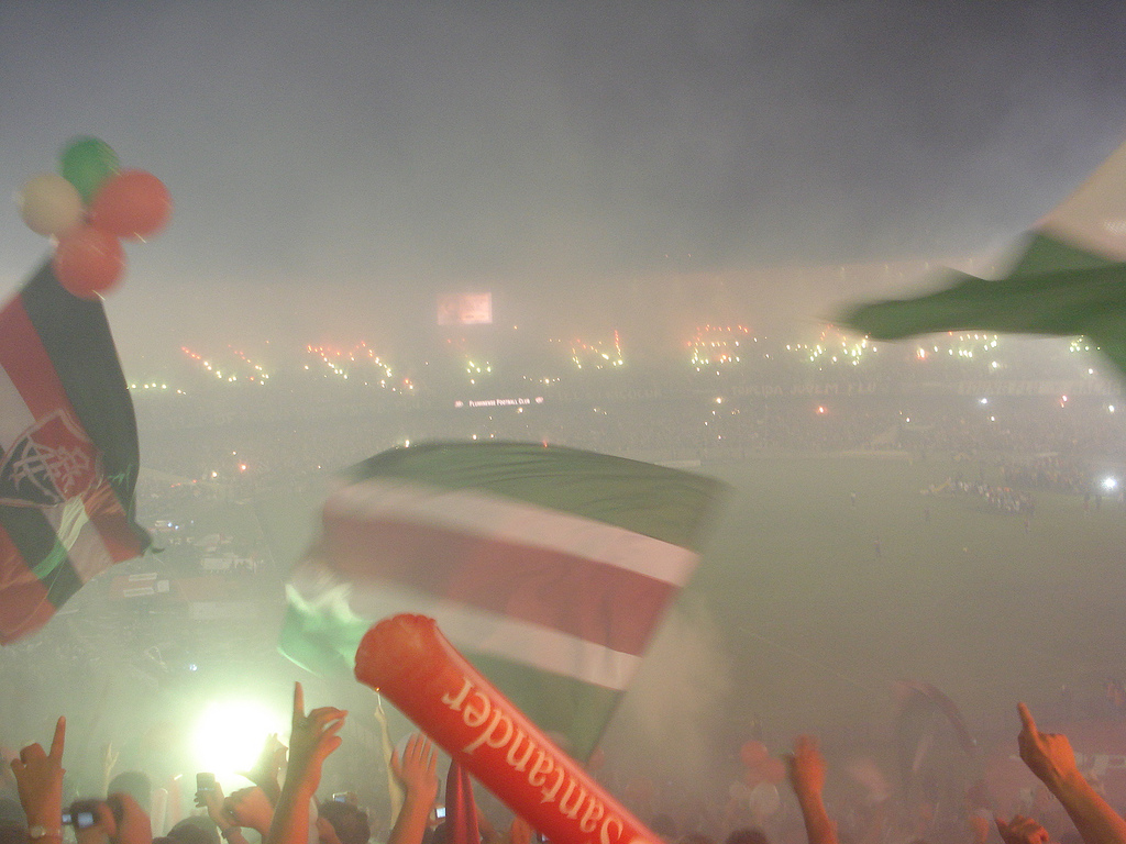 Bandeiras da torcida do Fluminense na final da Libertadores de 2008