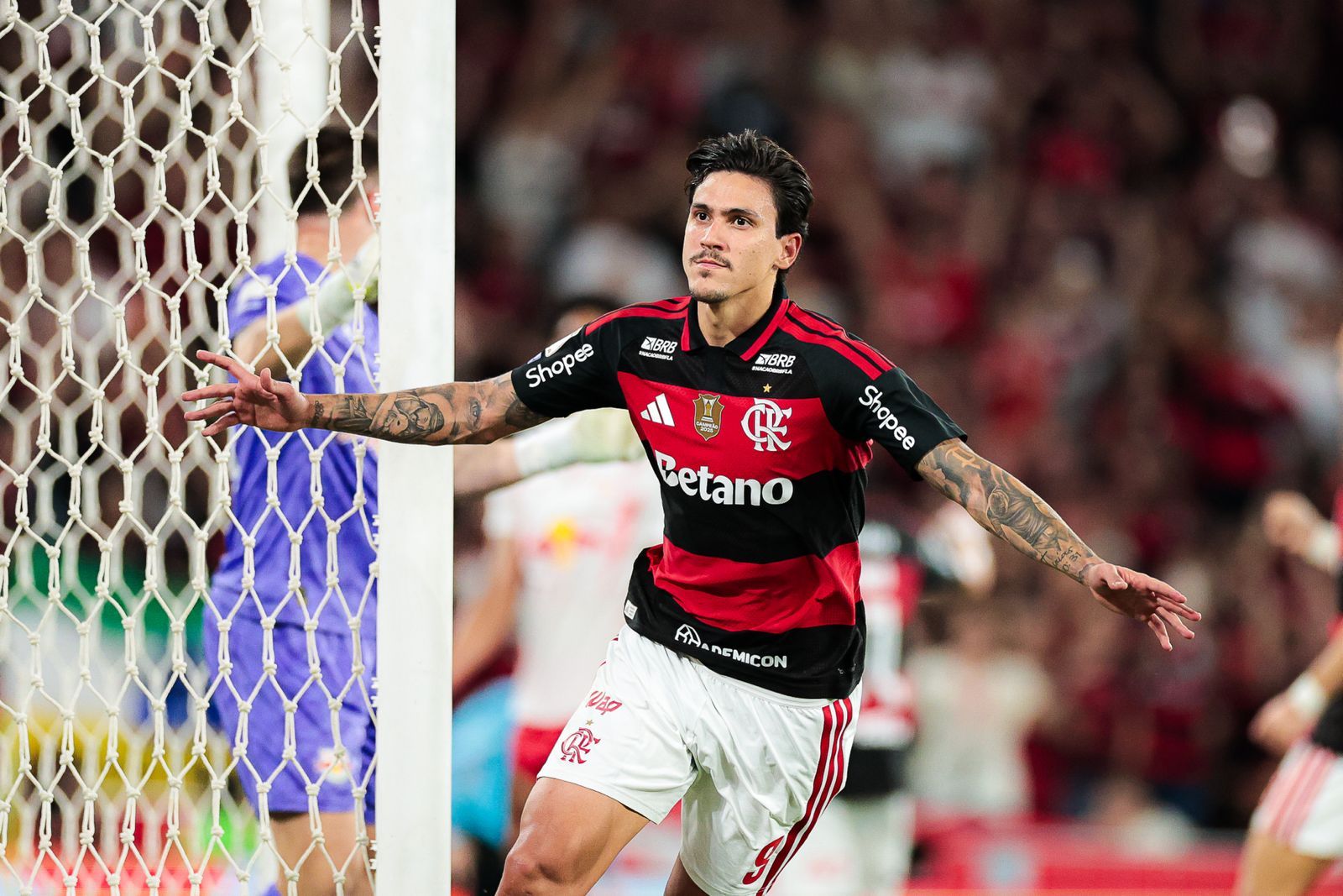 Pedro comemora junto à rede no jogo do Flamengo contra o RB Bragantino.