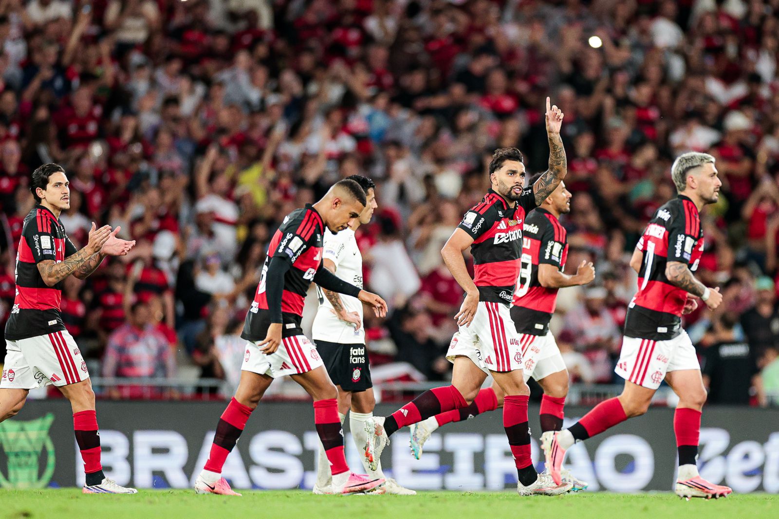 Jogadores do Flamengo durante a partida contra o Corinthians no Maracanã.