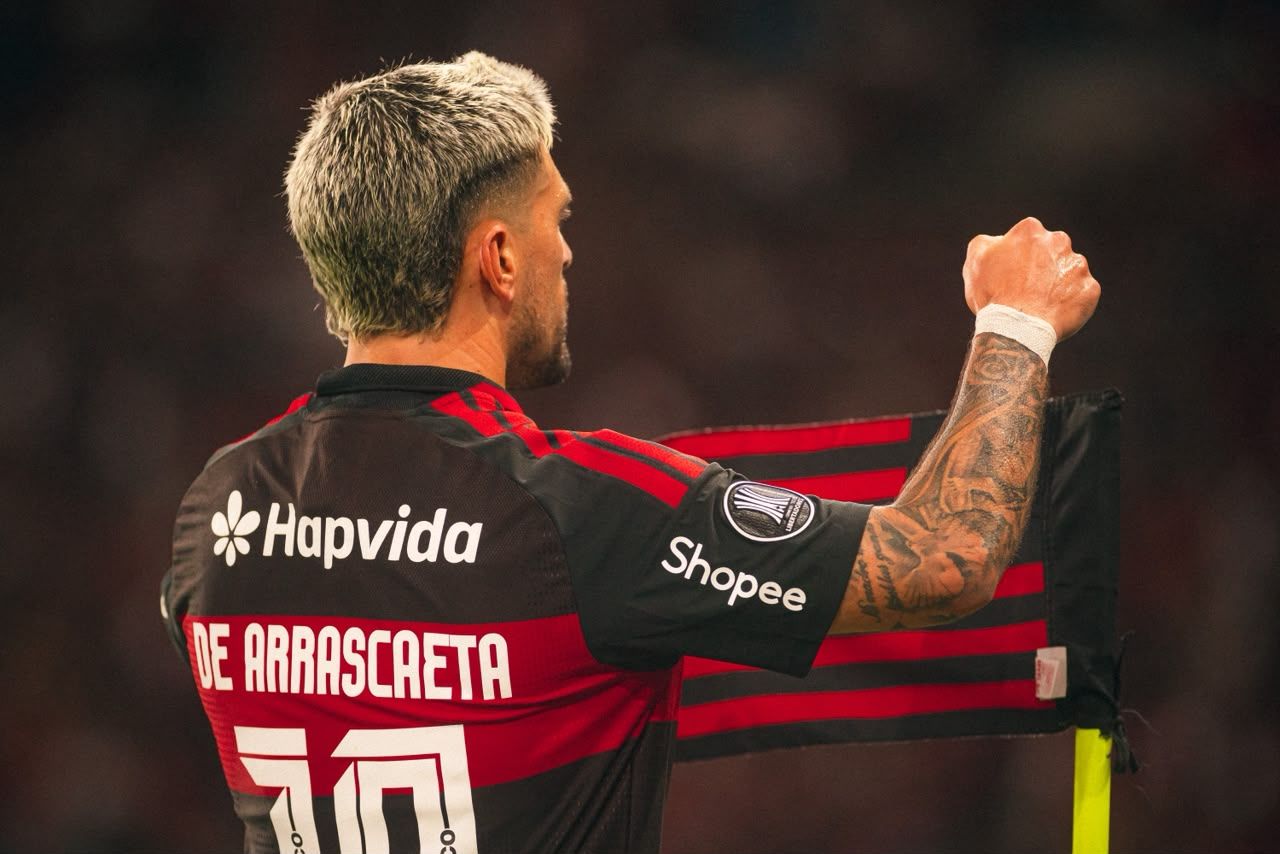 Arrascaeta com a camisa do Flamengo junto à bandeira de escanteio no jogo contra o Independiente del Valle.