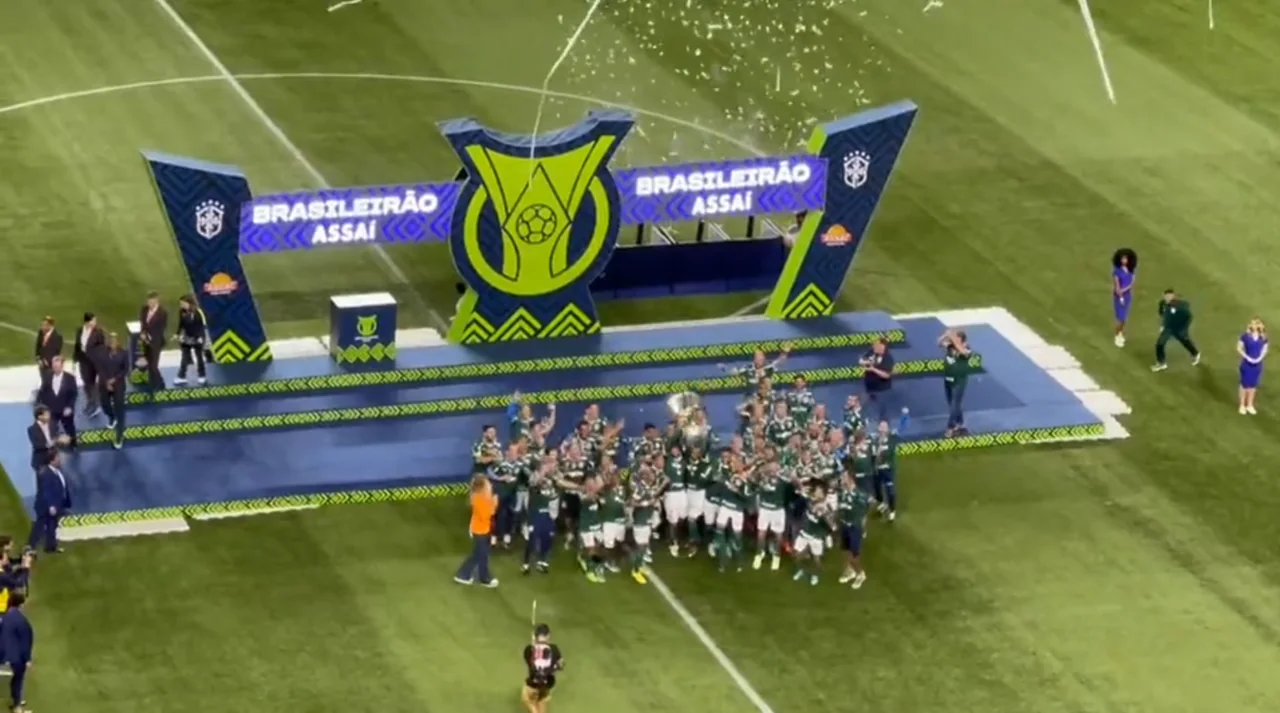 Jogadores do Palmeiras com a taça do Brasileirão de 2022.