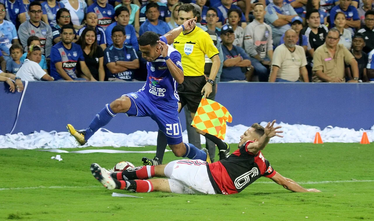 Renê em lance de Emelec x Flamengo, pela Libertadores de 2018.