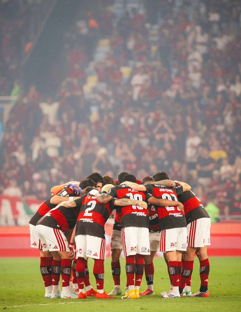 Jogadores do Flamengo reunidos em campo antes da partida contra o RB Bragantino.